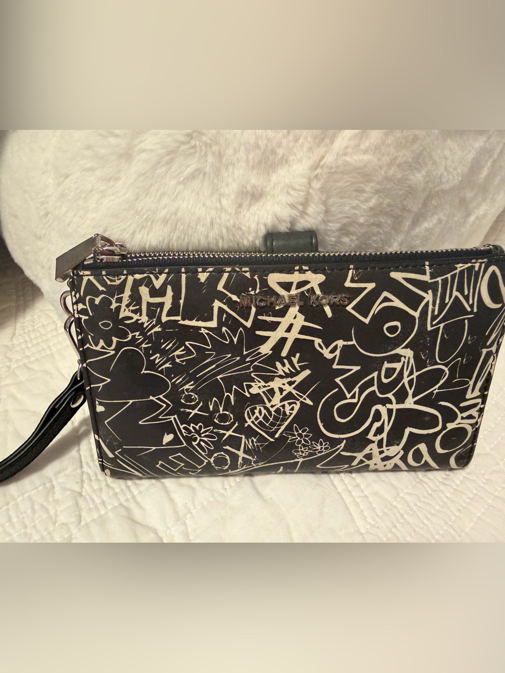 Michael Kors Black & White Graffiti Wristlet/Phone Wallet 7.5x4.5 - Picture 10 of 10
